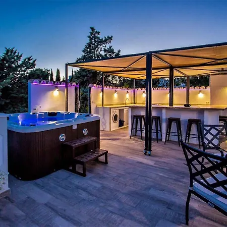 Luxury With Swimming Pool And Jacuzzi Villa *